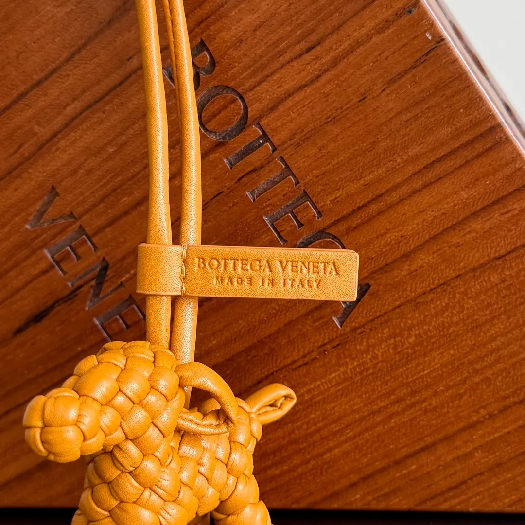 Batch 540 BOTTEGA VENETA2025 new puppy🐕 style pendant Braided puppy is online😎 Leather braided puppy style pendant can be hung on any handbag, and it is as cute, delicate and colorful as it matches with a bag. Cute and cute, it will touch your heart at any time. It can be hung on bags or keychains. Who can resist such a cute puppy? Style number: 807068